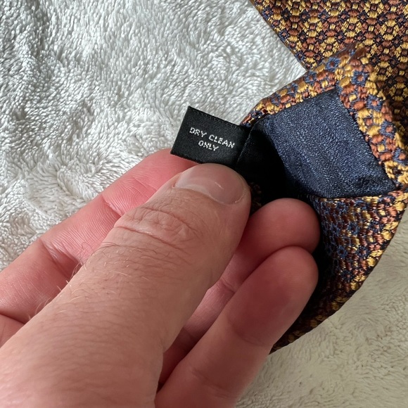 Beautiful Barney’s NY Tie 100% Silk handmade in Italy, gold geometric pattern - Picture 3 of 4